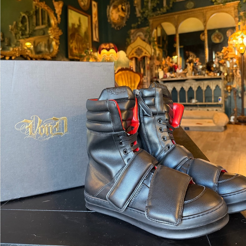 Kat Von D Shoes Shadowplay Sneaker
Boots 7.5